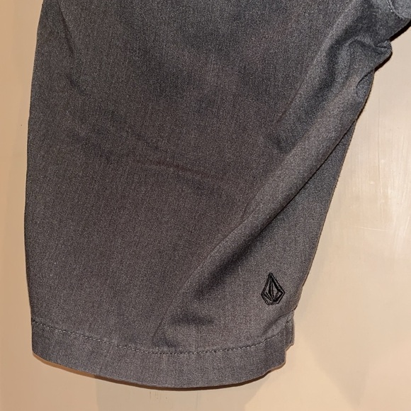Volcom Men’s grey/ faded black pocketed long shorts size 34 - Picture 5 of 7